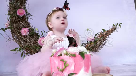 蝴蝶坐在一个美丽的小女孩的头上在室内装饰的背景下拍摄照片视频的预览图