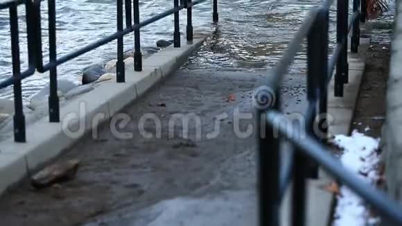 洪水与铁路重叠的步行道视频的预览图