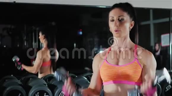 运动女性训练手部肌肉女性身体建设视频的预览图