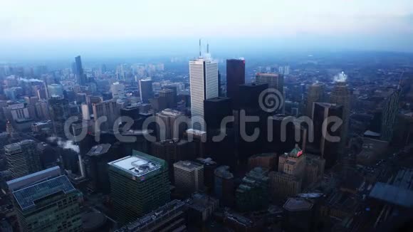4K超高清白天到夜间多伦多市中心的鸟瞰图视频的预览图