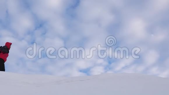 冬天登山队去山顶旅行者沿着雪岭互相跟随协调良好视频的预览图
