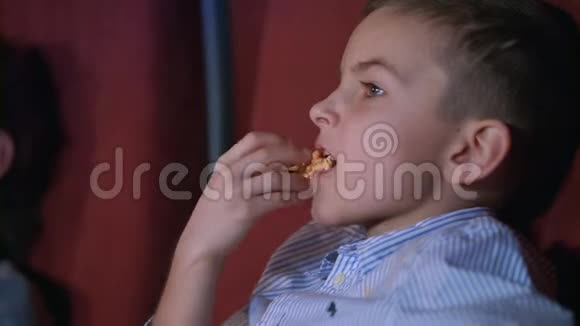 男孩在电影院吃爆米花青少年喜欢看电影视频的预览图