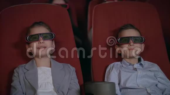 兴奋的孩子在3D电影院看卡通儿童概念视频的预览图