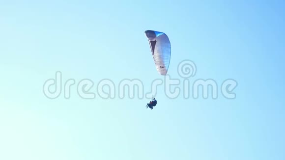 滑翔伞空中运动视频的预览图