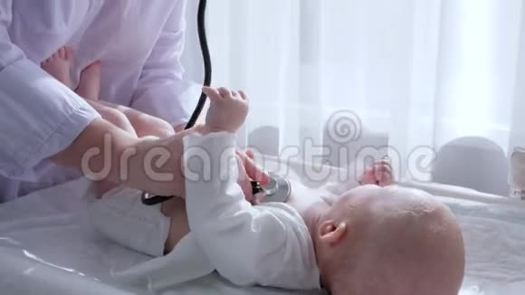 儿童治疗医生用听诊器在医院听婴儿心脏搏动视频的预览图