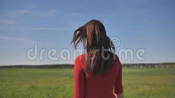 一个女孩发射一架玩具飞机进入天空视频的预览图