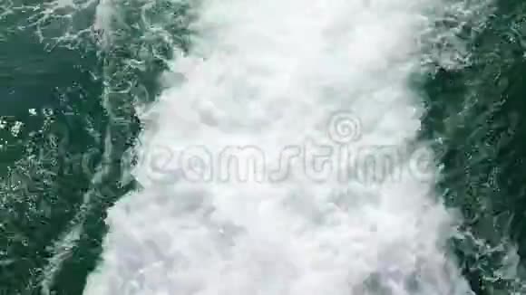 强大的海浪从船在海洋视频的预览图