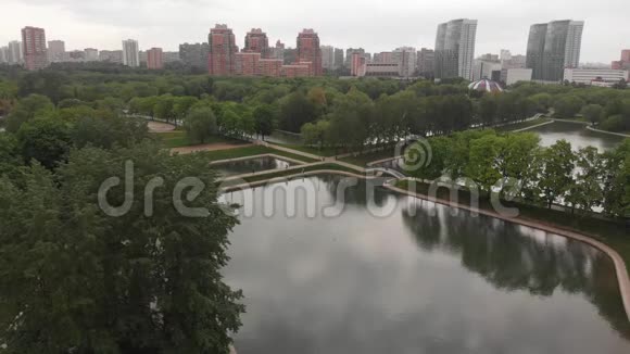 俄罗斯莫斯科莱沃贝雷兹尼区德鲁日比公园的节日池塘视频的预览图