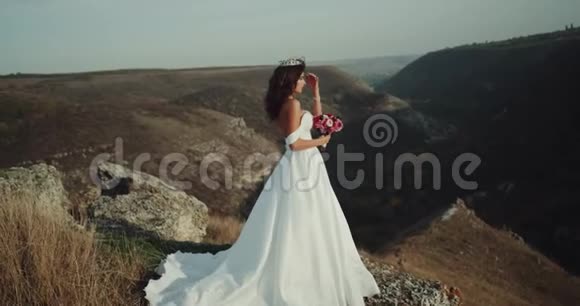 在风景的中间神奇的新娘站起来4k视频的预览图
