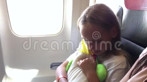 乘飞机坐在椅子上一边笑一边飞的快乐女孩视频的预览图