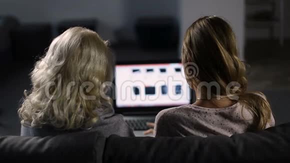 女性使用笔记本电脑在网上购物视频的预览图