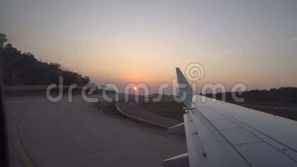 从机场起飞从飞机的窗户看日落天空跑道视频的预览图
