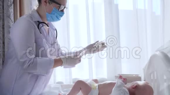 接种疫苗带注射器的带口罩的家庭医生为幼儿做手术准备视频的预览图