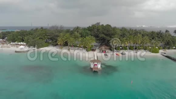 度假岛上的豪华假日享受带热带植被和蓝色海水的夏季海滨视频的预览图
