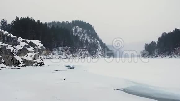 蓝冬山迷蒙江雪冻的松树田园景观冬山自然观天林旅费视频的预览图