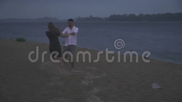 美丽的年轻夫妇牵着手旋转视频的预览图