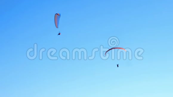 滑翔伞空中运动视频的预览图