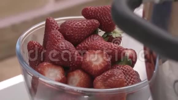 厨师切片新鲜草莓视频的预览图