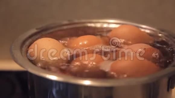 在煤气炉上煮鸡蛋俯视图特写视频的预览图
