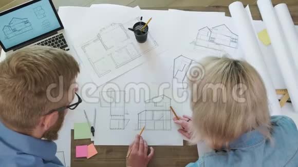 俯视图小型建筑师团队与蓝图一起工作视频的预览图