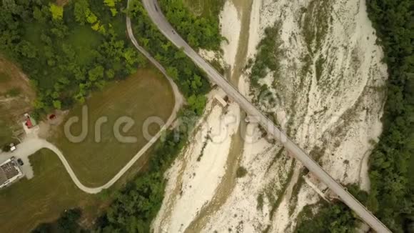 意大利一座长桥的鸟瞰图视频的预览图
