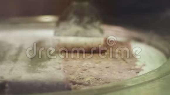 厨师把新鲜冰淇淋放进纸杯出售冰淇淋卷份视频的预览图