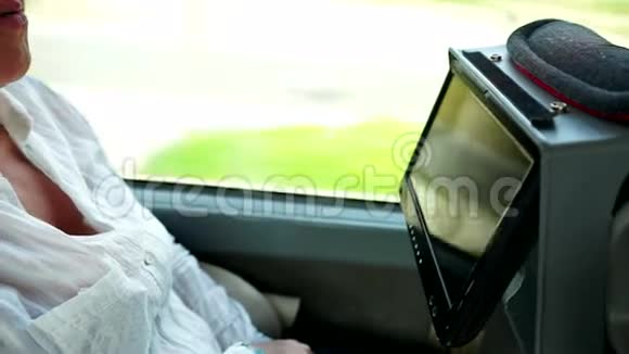 女人坐在公共汽车里敲着屏幕视频的预览图