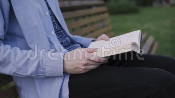 一个人在公园看书翻页视频的预览图