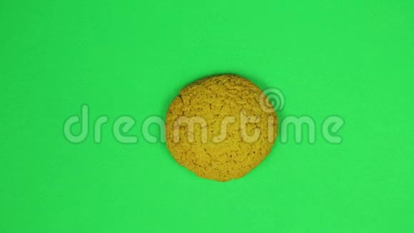 这个孩子在欧元符号饼干上画了一个绿色背景的棕色糖霜时间跨度视频的预览图