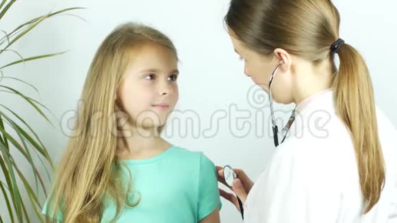 友好的儿科医生用听诊器检查一个女孩的肺部视频的预览图