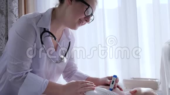 温度测量护士带温度计检查幼儿躺在室内换台视频的预览图