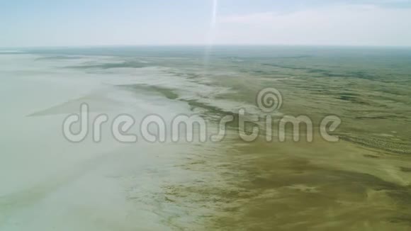 在飞机上路过一个沙漠的地方视频的预览图