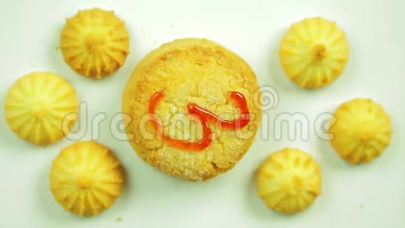 黄油饼干上面画着三种烹饪颜料周围是小饼干在圆圈中运动视频的预览图