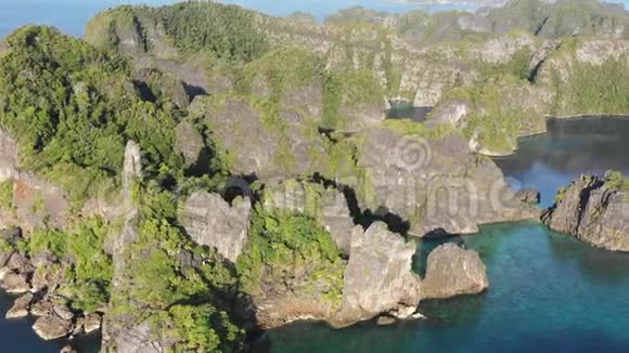 RajaAmpat的石灰岩岛屿空中足迹视频的预览图