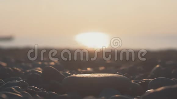 日落时分女人从海滩上的鹅卵石上搭起高楼海滩放松视频的预览图