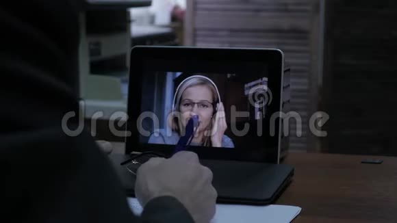 业务人员使用笔记本电脑向业务伙伴打视频电话在线客户咨询4K视频的预览图