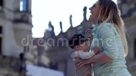 母亲的喜悦年轻的妈妈和宝宝在户外玩耍时一起欢笑视频的预览图