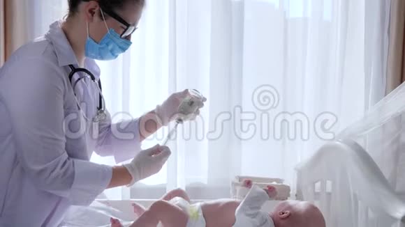 医疗程序戴口罩和眼镜的护士为儿童准备治疗视频的预览图