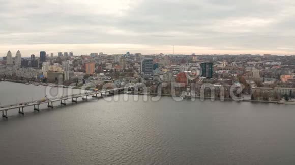 鸟瞰Dnieper河和市中心天际线视频的预览图