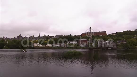爱尔兰的一个村庄在河边视频的预览图