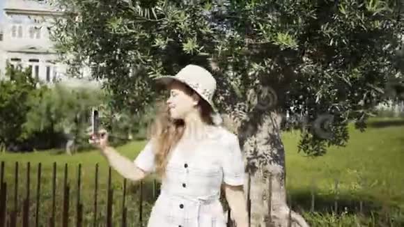 穿着裙子在公园自拍的女人视频的预览图