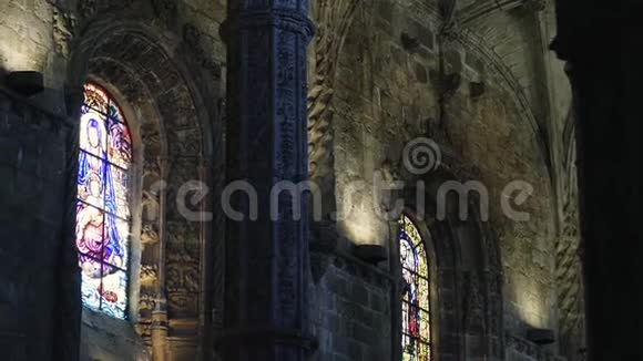 大教堂里有画的柱子和窗户视频的预览图