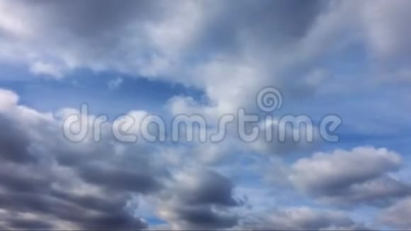 云在蓝天上的流逝视频的预览图