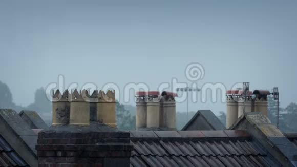 烟囱冒着大雨在屋顶上视频的预览图