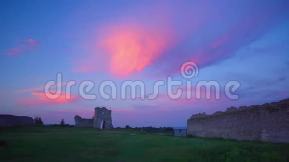日落后有明亮的紫色云彩的城堡景观视频的预览图
