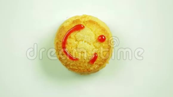 嘴上画着滑稽微笑的饼干是一种狡猾的情绪视频的预览图