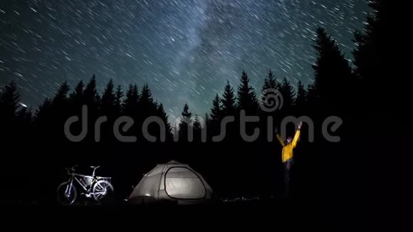 晚上在森林里帐篷里的人视频的预览图