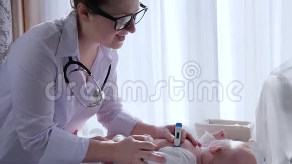 颈部听诊器眼镜护士测量患儿体温视频的预览图