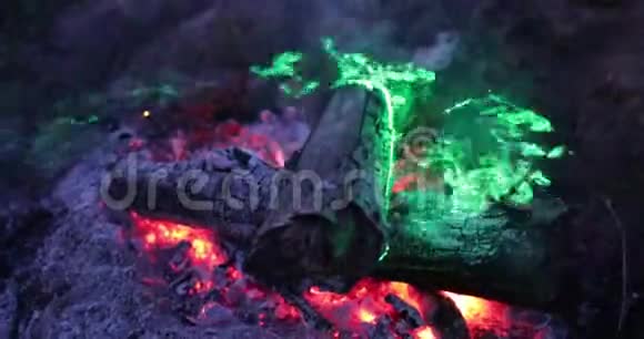 夜晚用绿色激光点燃明亮炽热的火焰视频的预览图