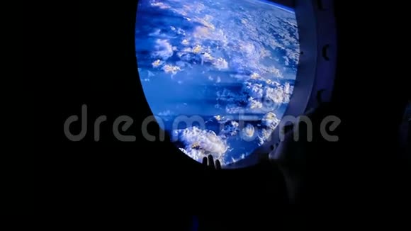 女人望着太空中的舷窗视频的预览图